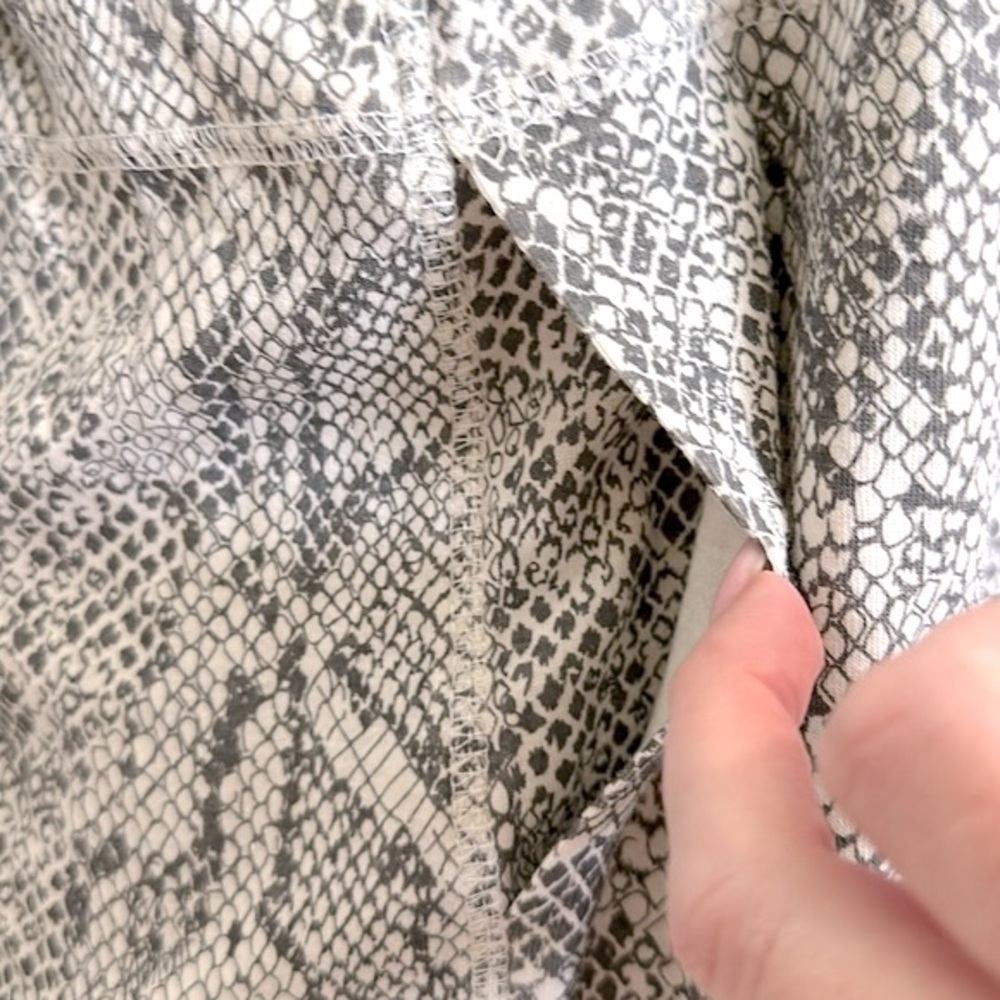 Chaser tan/grey snakeskin jacket with hoodie small - Picture 4 of 16